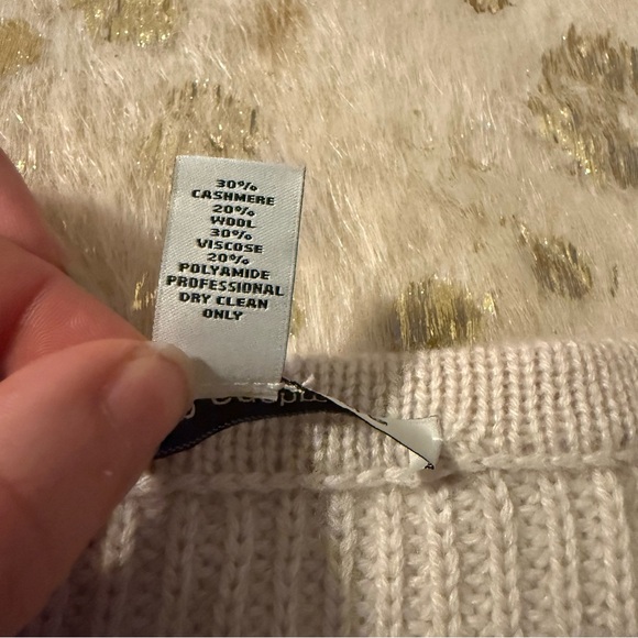 Autumn Cashmere beige cropped crew neck sweater black sheepskin patches
medium - Picture 6 of 10